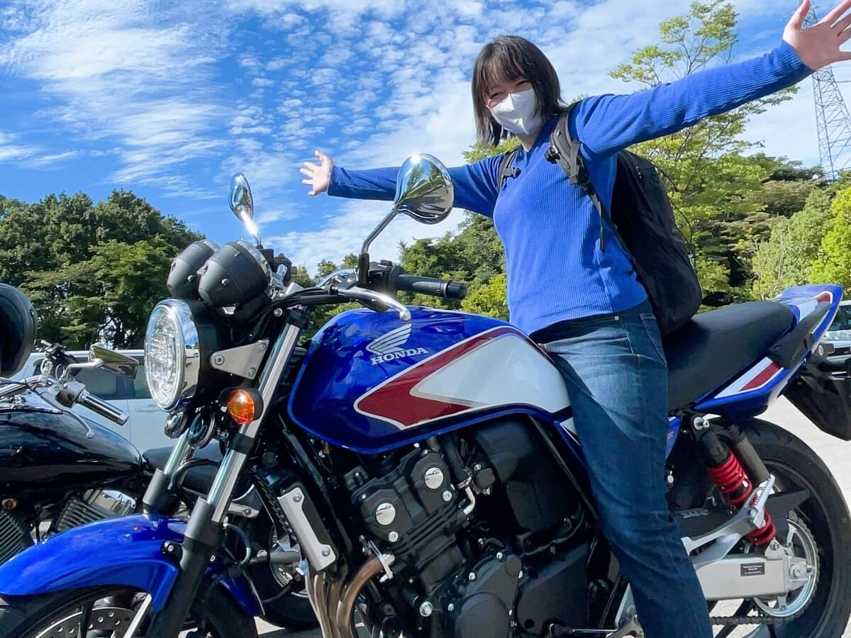 青空がきれいなスポットで、バイクと一緒にツーショットを撮る。